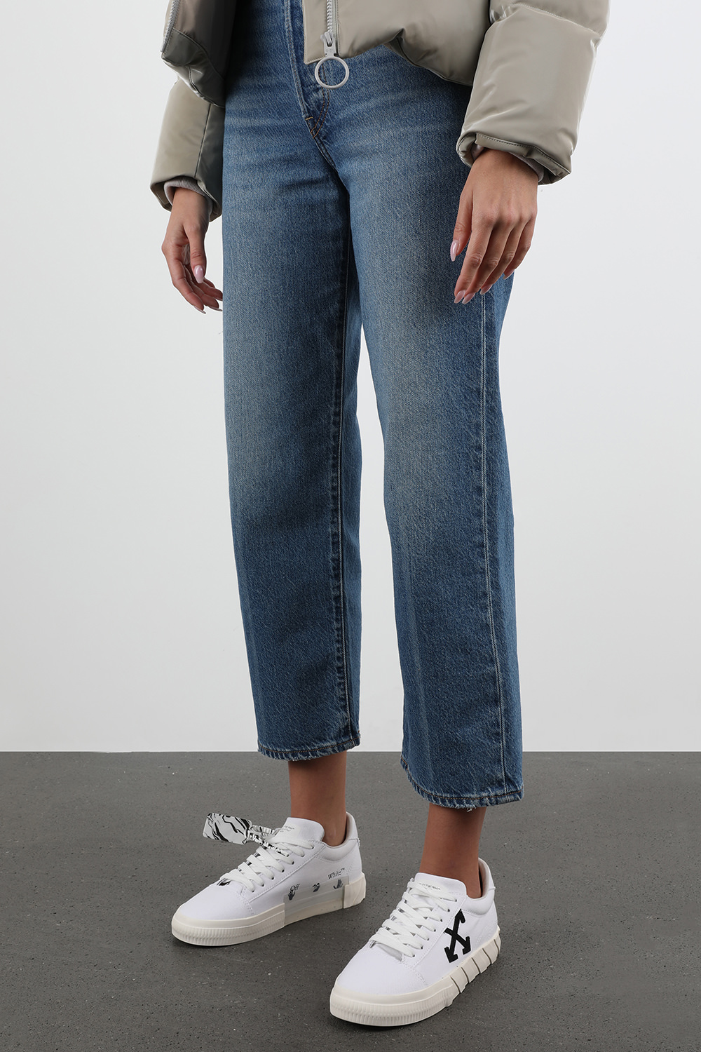 תמונת כל הלוק של נעלי סניקרס קנבס אקו עם כיתוב ממותג בגוון לבן ושחור